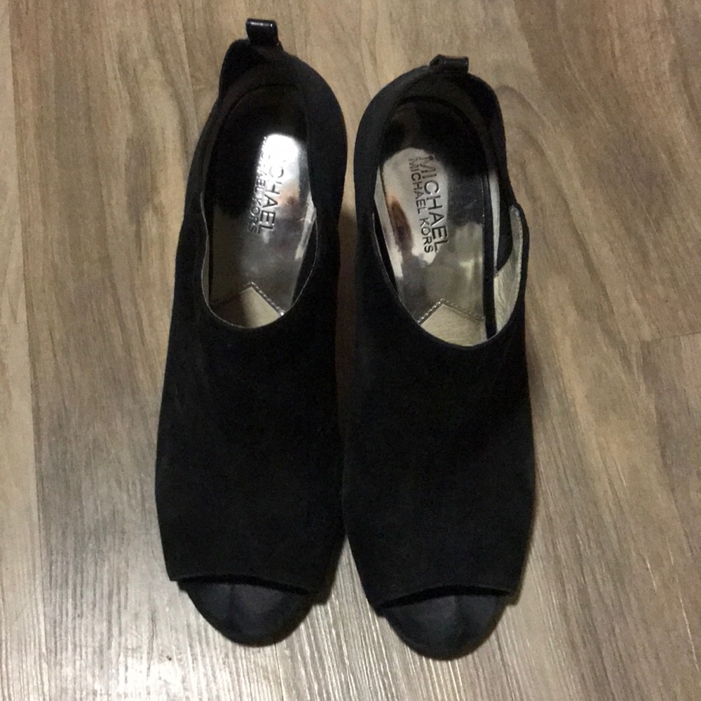 Peep-toe pair of shoes